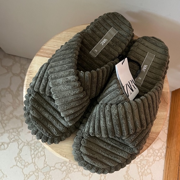Zara khaki green terrycloth flat sandals NWT - Picture 2 of 7